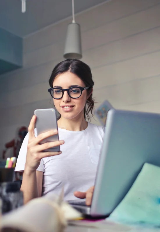 mujer en el celular